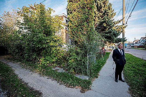JOHN WOODS / FREE PRESS
Darren Warren, president of the William Whyte Neighbourhood Association, speaks about boarded up houses and other housing conditions as he stands on Magnus beside an overgrown boarded up house in Winnipeg, Monday, October 5, 2026. 

reporter: Julie