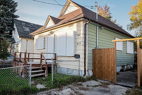 JOHN WOODS / FREE PRESS
 A boarded up house on Magnus in the William Whyte neighbourhood in Winnipeg, Monday, October 5, 2026. 

reporter: Julie