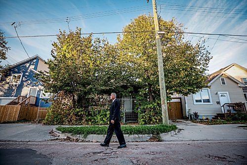 JOHN WOODS / FREE PRESS
Darren Warren, president of the William Whyte Neighbourhood Association, speaks about boarded up houses and other housing conditions as he walks past an overgrown boarded up house on Magnus in the William Whyte neighbourhood in Winnipeg, Monday, October 5, 2026.
reporter: Julie