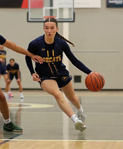Taya Clark drives to the basket during Brandon University women's basketball practice on Wednesday. (Thomas Friesen/The Brandon Sun)