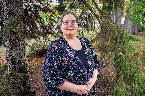 MIKE DEAL / FREE PRESS
Kristen Hardy, who has an underlying health condition, said she faces barriers to get two doses of Nuvaxovid, a non-mRNA COVID-19 vaccine by manufacturer Sanofi, this season. It is not available at pharmacies, and the earliest appointment is in late October. 
Pharmacists are asking the Manitoba government to allow them to administer more types of vaccines, and to conduct a sustained campaign for flu and COVID-19 shots, rather than a seasonal one, to counter declining uptake. Pharmacists want to be able to administer vaccines for RSV an hep A and B, and to prescribe vaccines for shingles. 
Reporter: Chris Kitching
261008 - Thursday, October 08, 2026.