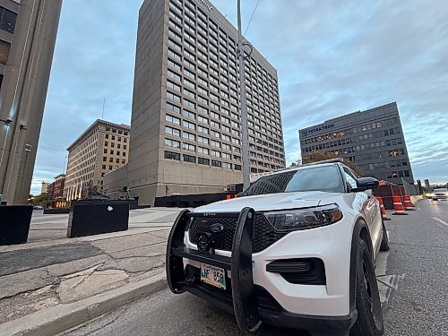 A Winnipeg Police Service vehicle outside of the construction site at the Fairmont Winnipeg at 2 Lombard Place on Thursday. (Morgan Modjeski/Winnipeg Free Press)