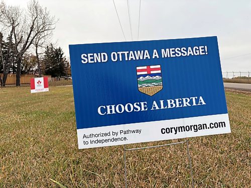 MELISSA MARTIN / FREE PRESS
Lawn signs promoting both federalist and separatist views line public boulevards in Wainwright, Alta.