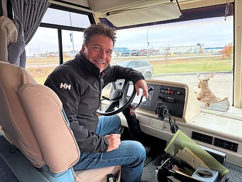 MELISSA MARTIN / FREE PRESS
As part of his Forever Canadian campaign, former Alberta deputy premier Thomas Lukaszuk has driven the Unity Bus all over the province to rally support to stay in Canada.