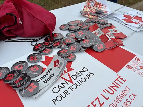MELISSA MARTIN / FREE PRESS
Buttons, bumper stickers, and window decals to promote a federalist vote during Thomas Lukaszuk’s Unity Bus visit to Wainwright on Oct. 12.
