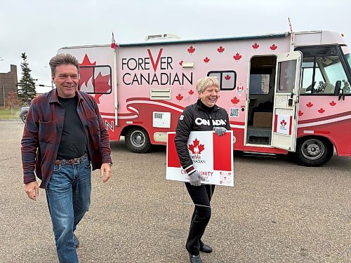 MELISSA MARTIN / FREE PRESS
Former Alberta deputy premier Thomas Lukaszuk, founder of the Forever Canadian campaign, greets local volunteer Joanne Keller after arriving in Wainwright with his Unity Bus.