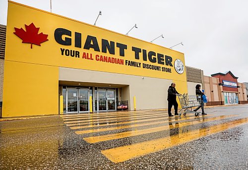 JOHN WOODS / FREE PRESS
People at the Giant Tiger on Pembina in Winnipeg come and go Monday, October 12, 2026 which is closing February 27.
reporter: matt