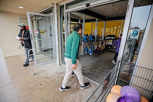 JOHN WOODS / FREE PRESS
Giant Tiger customers come and go on Pembina in Winnipeg, Monday, October 12, 2026 is closing February 27.
reporter: matt