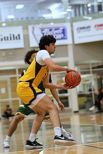 Brandon University Bobcats Arjun Hehar fires a no-look pass during the third quarter. (Thomas Friesen/The Brandon Sun)