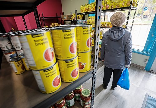 JOHN WOODS / FREE PRESS
Leilani Esteban-Villarba, executive director at the Chalmers Neighbourhood Renewal Corporation, and Michael Onwuka, store manager, have opened The CHARM Hub, a low cost grocery store on Ottawa Ave in Winnipeg, Tuesday, October 13, 2026. 

reporter: aaron