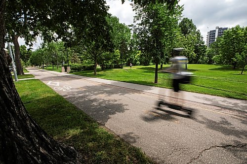 MIKAELA MACKENZIE / FREE PRESS
An e-scooter on the bike path along Assiniboine Avenue on Friday, July 17, 2026.
For front & centre story.
Free Press 2026