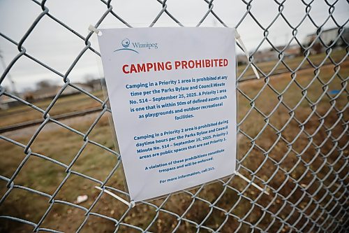 JOHN WOODS / WINNIPEG FREE PRESS
A crew works on cleaning up the remnants of a homeless encampment beside Omands Creek and behind a commercial mall along Empress Street Tuesday, November 18, 2025.
Reporter: scott
