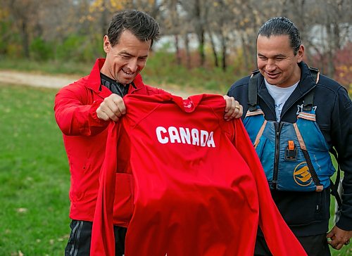 BROOK JONES / FREE PRESS
Adam van Koeverden (left), Secretary of State for Sport gives a Team Canada jacket to Manitoba Premier Wab Kinew after an Olympic funding announcement in Winnipeg on Thursday.