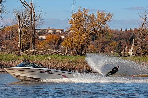 Herman Lepp with the Brandon Waterski Club kicks up a wave while slalom skiing along the Assiniboine River at Dinsdale Park in Brandon on a sunny and mild Wednesday afternoon. The club’s water-ski season has been short this year due to the flooding of the Assiniboine in the summer. Club members hope to get out on the water at least one more time this fall. (Tim Smith/The Brandon Sun)