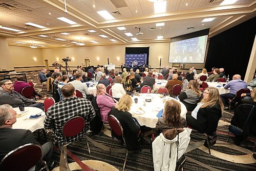 A crowd of Brandon Chamber of Commerce members came out early on Wednesday morning to listen to incumbent Jeff Fawcett and challenger Len Isleifson during the Breakfast with the Mayoral Candidates hosted by the Chamber at the Victoria Inn. (Matt Goerzen/The Brandon Sun)