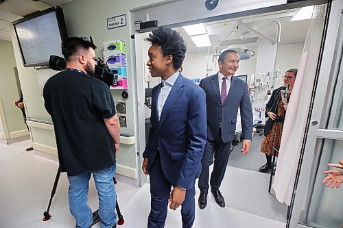Manitoba Health Minister Uzoma Asagwara and Manitoba Premier Wab Kinew visit a trauma bay at the Brandon Regional Health Centre’s emergency department on Thursday, following an announcement on Thursday afternoon. (Matt Goerzen/The Brandon Sun)