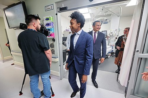 Manitoba Health Minister Uzoma Asagwara and Kinew visit a trauma bay at the BRHC emergency department on Thursday. (Matt Goerzen/The Brandon Sun)