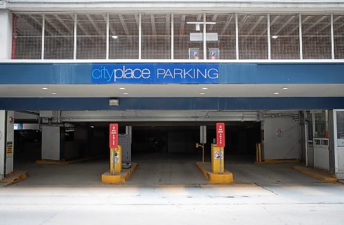 JESSICA LEE / WINNIPEG FREE PRESS
The former Eaton’s parkade at 266 Hargrave is photographed on March 29, 2022.