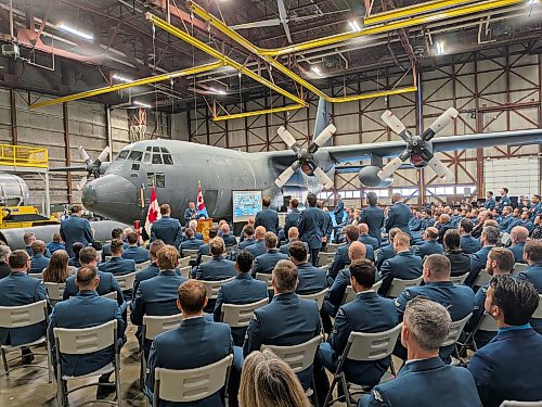 CHRIS KITCHING / FREE PRESS
Maj.-Gen. Chris McKenna, commander of 1 Canadian Air Division, acknowledged search and rescue technicians (standing) from Winnipeg who responded to Wainwright, Alta. after four soldiers were killed and dozens others were injured in a fire Oct. 17. 