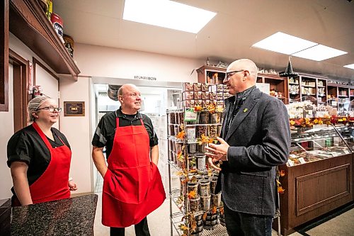 MIKAELA MACKENZIE / FREE PRESS
	

Mayoral candidate Scott Gillingham chats with Fred and Hilary Morden at Mordens' of Winnipeg as part of his final campaign stops on Tuesday, Oct. 27, 2026.

For Erik story.
Free Press 2026