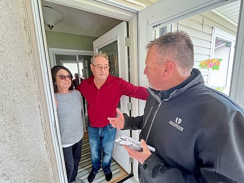 Ken and Mary Hardy speak with Brandon mayoral candidate Len Isleifson on Tuesday afternoon from their front door. Isleifson was out door knocking in Ward 3 before Wednesday’s municipal election. (Matt Goerzen/The Brandon Sun)