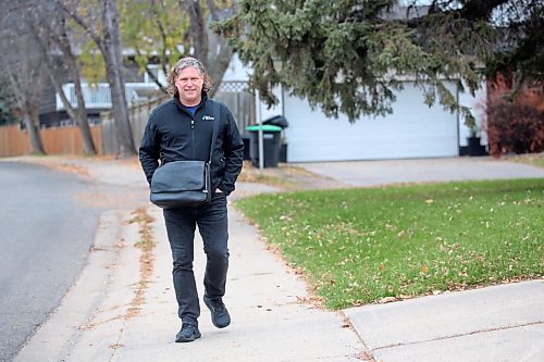 Incumbent mayoral candidate Jeff Fawcett walks the sidewalk along Rosser Avenue in Ward 3 while door knocking in the area on Tuesday before Wednesday’s municipal election. (Matt Goerzen/The Brandon Sun)