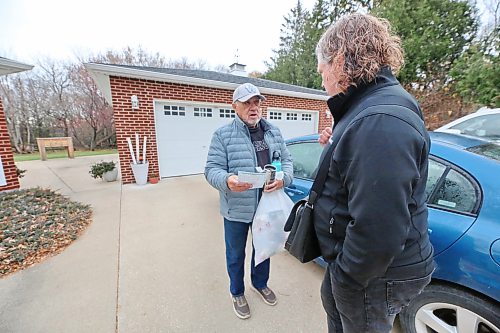Incumbent mayoral candidate Jeff Fawcett speaks with Wayne McLeod outside his home in Ward 3 while door knocking in the area on Tuesday before Wednesday’s municipal election. (Matt Goerzen/The Brandon Sun)