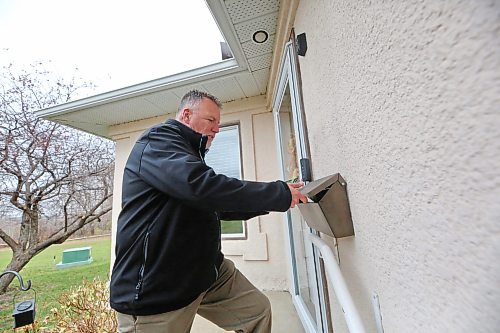 Mayoral candidate Len Isleifson leaves an election pamphlet in the mailbox of a Ward 3 resident while out door knocking in the area on Tuesday afternoon. (Matt Goerzen/The Brandon Sun)