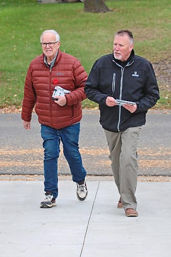 Former Brandon councillor Jeff Harwood, left, walks with Brandon mayoral candidate Len Isleifson while out canvassing a Ward 3 neighbourhood Tuesday afternoon. (Matt Goerzen/The Brandon Sun)