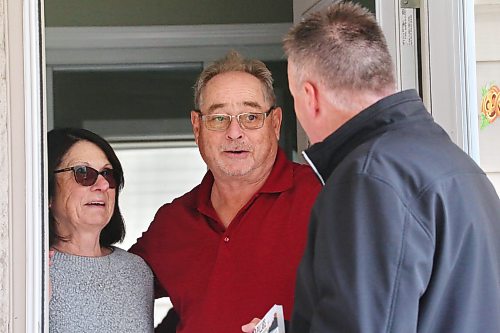 Ken and Mary Hardy speak with Brandon mayoral candidate Len Isleifson on Tuesday afternoon from their front door. Isleifson was out door knocking in Ward 3 before Wednesday’s municipal election. (Matt Goerzen/The Brandon Sun)