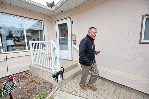 Mayoral candidate Len Isleifson walks away from the doorstep of a Ward 3 resident after leaving an election pamphlet in their mailbox while out door knocking in the area on Tuesday afternoon. (Matt Goerzen/The Brandon Sun)