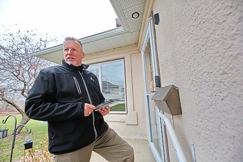 Mayoral candidate Len Isleifson chats with a member of his team from the doorstep of a Ward 3 resident just before leaving an election pamphlet in their mailbox while out door knocking in the area on Tuesday afternoon. (Matt Goerzen/The Brandon Sun)