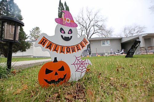 A Halloween decoration sits on a front lawn at a residence along Clark Drive in Brandon on Friday afternoon. (Matt Goerzen/The Brandon Sun)