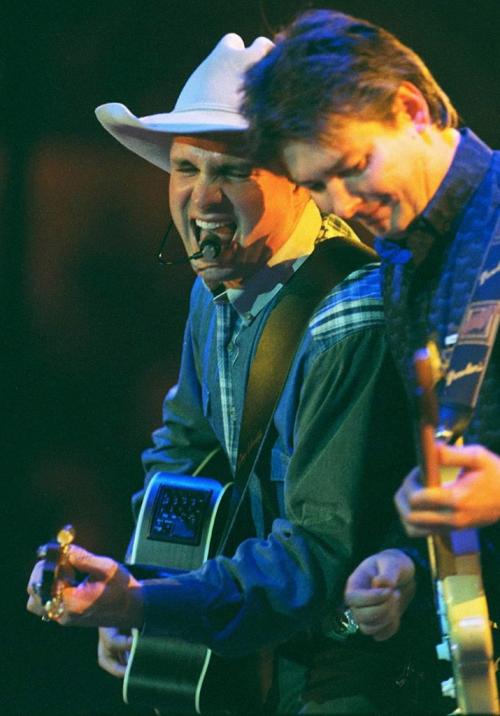 wfp102--winnipeg--garth brooks performs friday with unidentified band member in one of three sold out concerts he will play in winniepeg saturday, sunday and monday-- aug 17/96--joe bryksa photo -- winnipeg free press