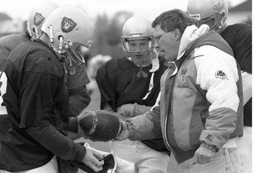 SPORTS.. OAK PARK HIGH SCHOOL FOOTABLL ASSISTANT COACH RICK HOUSE WITH RAIDERS PLAYERS AT PRACTICE . DAVE SUPLEVE STORY.. PHOTO WAYNE GLOWACKI. OCT 20 97