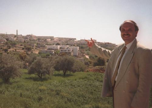 SPECIAL FOR THE WINNIPEG FREE PRESS--Majdi Muhtaseb, Palestinian agricultural engineer, points out a Jewish settlement he says is encroaching on Palestinian farmland near Hebron.  (Photo by Buzz Currie)