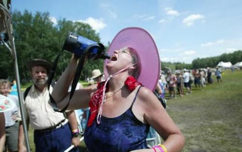 Ruth Bonneville/Winnipeg Free Press Local July 7/05 - Bonnie Somdahl of Minneapolis takes a big drink of water after waiting in line for fresh drinking water   at the annual Wpg Folk Festival Friday afternoon at Birds Hill Park.  Ruth Bonneville/Winnipeg Free Press