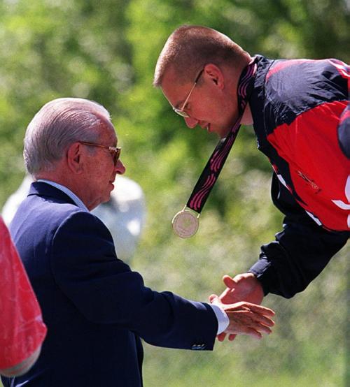 IOC president Juan Antonio Samaranch  presents  the Silver Medal  for the mens 50m pistol shooting to American shooter Daryl Szarenki, SaturdayJuly 24, 1999.The president was in Winnipeg visiting the Pan Am Games and touring  venues today.   (CP PHOTO/Ken Gigliotti/Winnipeg Free Press)