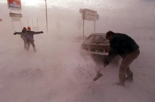 wfp102--winnipeg--storm--motorists  brave howling windsand Blowing snow at the Perimeter and McGillvray Blvd to car out of snow drift-ken gigliotti dec18 1998-- winnipeg free press