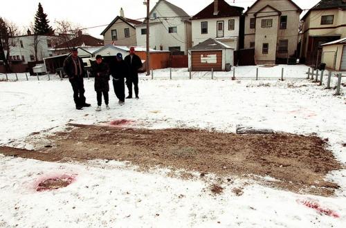 )- Neighbors look where Police found van  in parking lot near 596 Burnell early saturday morning containing the body of a two year old male - Joe Bryksa photo- Nov 14, 1998  WINNIPEG FREE PRESS