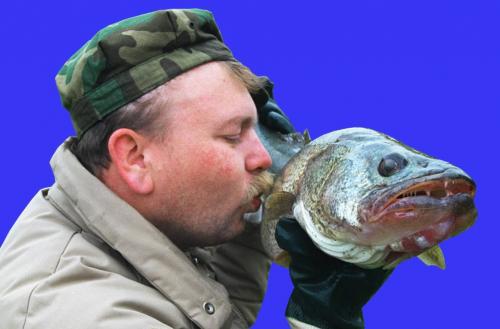 angler Gerry Brosnyak with trophy walleye caught on Winnipeg River.  Joe Bryksa/ Winnipeg Free Press