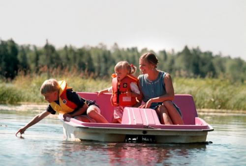 KENORA - July 18, 2000 - Jill Baird (R) enjoys a paddleboat ride with her 2 children, Creighton 8 (L) and Savannah 3 (M) July 8 2000, near their cottage on Lake of the Woods. Photo by Tom Thomson for the Winnipeg Free Press
