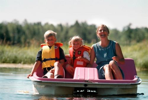 KENORA - July 18, 2000 - Jill Baird (R) enjoys a paddleboat ride with her 2 children, Creighton 8 (L) and Savannah 3 (M) July 8 2000, near their cottage on Lake of the Woods. Photo by Tom Thomson for the Winnipeg Free Press