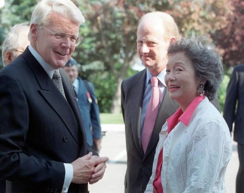 Gevernor-General Adrienne Clarkson, right, and husband John Saul Raulston greet the president od Iceland, Olafur Ragnar Grimsson during a ceremony for the president at the Manitoba legislative grounds Friday morning in Winnipeg. On behalf of the Governement of Iceland, Grimsson is in the city to give Liberal MP John Harvard the Order of the Falcon (similar to the Order of Canada) and to visit the Icelandic Festival being held in Gimli, MB. (CP PHOTO/ Winnipeg Free Press-Ken Gigliotti)