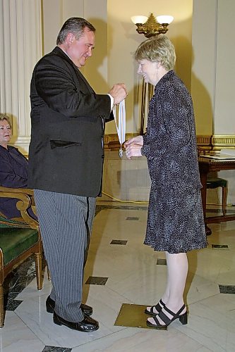 JEFF DE BOOY / WINNIPEG FREE PRESS Local- The Order of Manitoba, Investiture, Room 200, The Legislative Bldg.- Carol Shields (R) receives order from Lieutenant Governor Peter Liba (Rabson story). July 5th/2001.